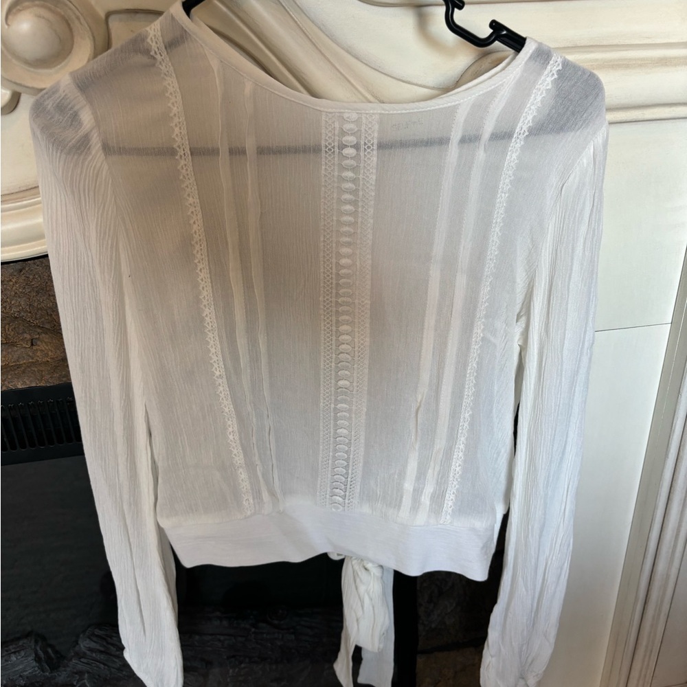 Chic Blouse with Lightweight Fabric and Stylish Design